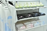 「中村明日美子20年展」の物販コーナー。