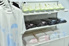 「中村明日美子20年展」の物販コーナー。