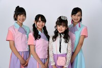 ちゃおガールの先輩と並ぶ加藤瑚々奈（右から2番目）。