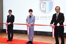 テープカットの様子。左からEJアニメホテル支配人の阪真斗氏、梶裕貴、KADOKAWAレクリエーション事業局長の横沢隆氏。