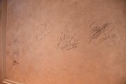 ロビー壁面に書き込まれたサイン。
