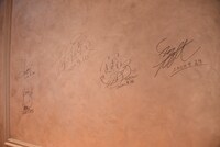 ロビー壁面に書き込まれたサイン。