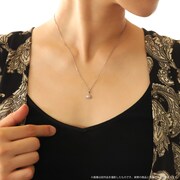 「蓮の花ネックレス」の着用例。