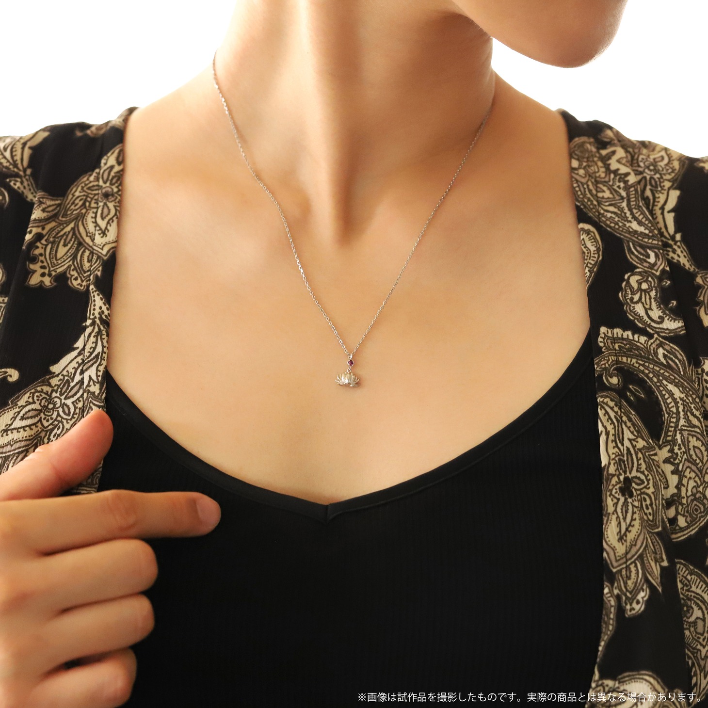 「蓮の花ネックレス」の着用例。