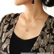 「ヘッドバンドリングネックレス」の着用例。