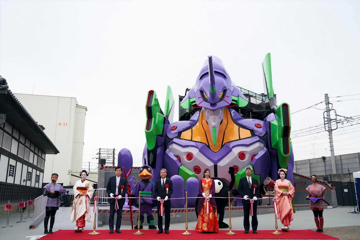 「エヴァンゲリオン京都基地」グランドオープンイベントより、テープカットの様子。