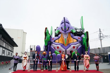 「エヴァンゲリオン京都基地」グランドオープンイベントより、テープカットの様子。