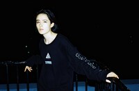 「攻殻機動隊 SAC_2045」とJOURNAL STANDARDのコラボロングTシャツ着用イメージ。