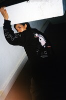 「攻殻機動隊 SAC_2045」とJOURNAL STANDARDのコラボロングTシャツ着用イメージ。