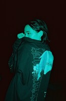 「攻殻機動隊 SAC_2045」とJOURNAL STANDARDのコラボロングTシャツ着用イメージ。