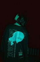 「攻殻機動隊 SAC_2045」とJOURNAL STANDARDのコラボロングTシャツ着用イメージ。