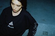 「攻殻機動隊 SAC_2045」とJOURNAL STANDARDのコラボロングTシャツ着用イメージ。