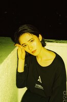 「攻殻機動隊 SAC_2045」とJOURNAL STANDARDのコラボロングTシャツ着用イメージ。