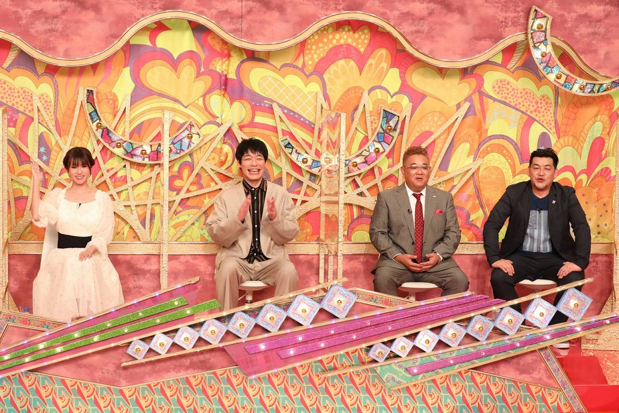 「ウワサのお客さま 全国店員さんインタビュー！2時間SP」より。左からゲストの深田恭子、MCの川島明（麒麟）、伊達みきお（サンドウィッチマン）、富澤たけし（サンドウィッチマン）。