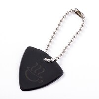 リュックと二つ折り財布に付属する、ピック型のチャーム。