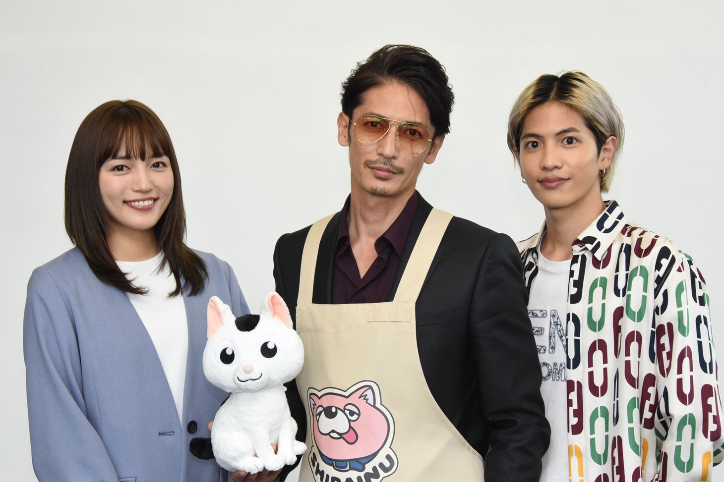 TVドラマ「極主夫道」合同取材会より。左から川口春奈、猫の銀のぬいぐるみ、玉木宏、志尊淳。