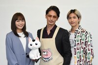 TVドラマ「極主夫道」合同取材会より。左から川口春奈、猫の銀のぬいぐるみ、玉木宏、志尊淳。