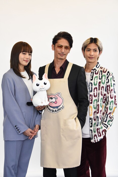 TVドラマ「極主夫道」合同取材会より。左から川口春奈、猫の銀のぬいぐるみ、玉木宏、志尊淳。