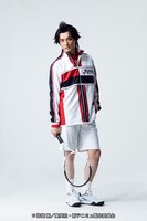 鈴木凌平扮する都忍。