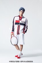 釣本南扮する鷲尾一茶。