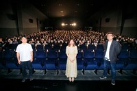 劇場版「SHIROBAKO」の舞台挨拶「悪あがきだよヨーソロー！」の模様。左からプロデューサーの永谷敬之、宮森あおい役の木村珠莉、監督の水島努。