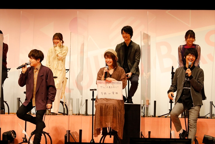 上段左から上田麗奈、梅原裕一郎、豊崎愛生、下段左から内田雄馬、石見舞菜香、島崎信長。