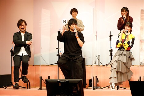 上段左から河西健吾、大地葉、下段左から興津和幸、中村悠一、釘宮理恵。