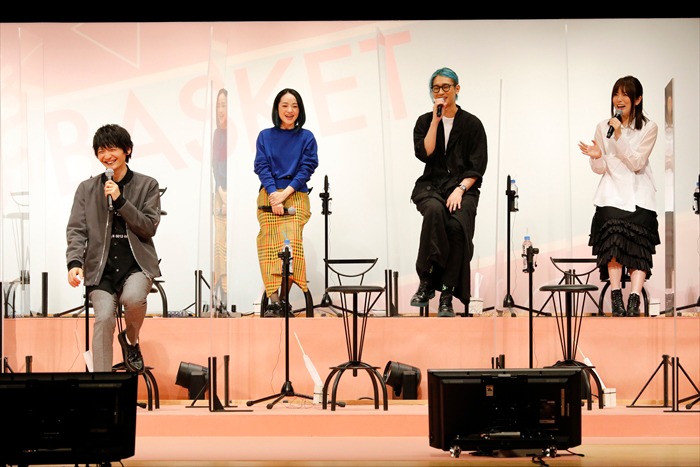 左から島崎信長、潘めぐみ、江口拓也、加隈亜衣。