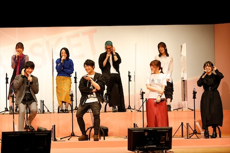 上段左から豊崎愛生、潘めぐみ、江口拓也、加隈亜衣、下段左から島崎信長、古川慎、種崎敦美、佐藤聡美。