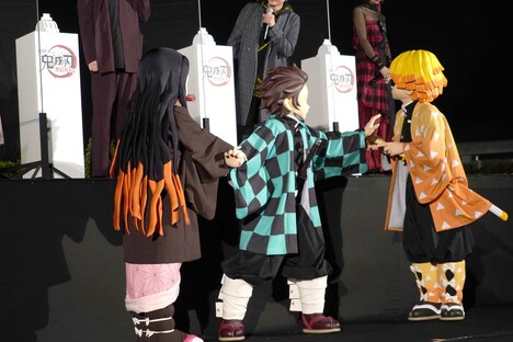 禰豆子に近づこうとする善逸。