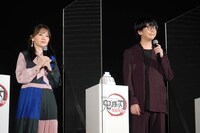 左から鬼頭明里、花江夏樹。