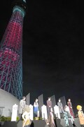 炎色に点灯した東京スカイツリー。
