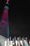 炎色に点灯した東京スカイツリー。
