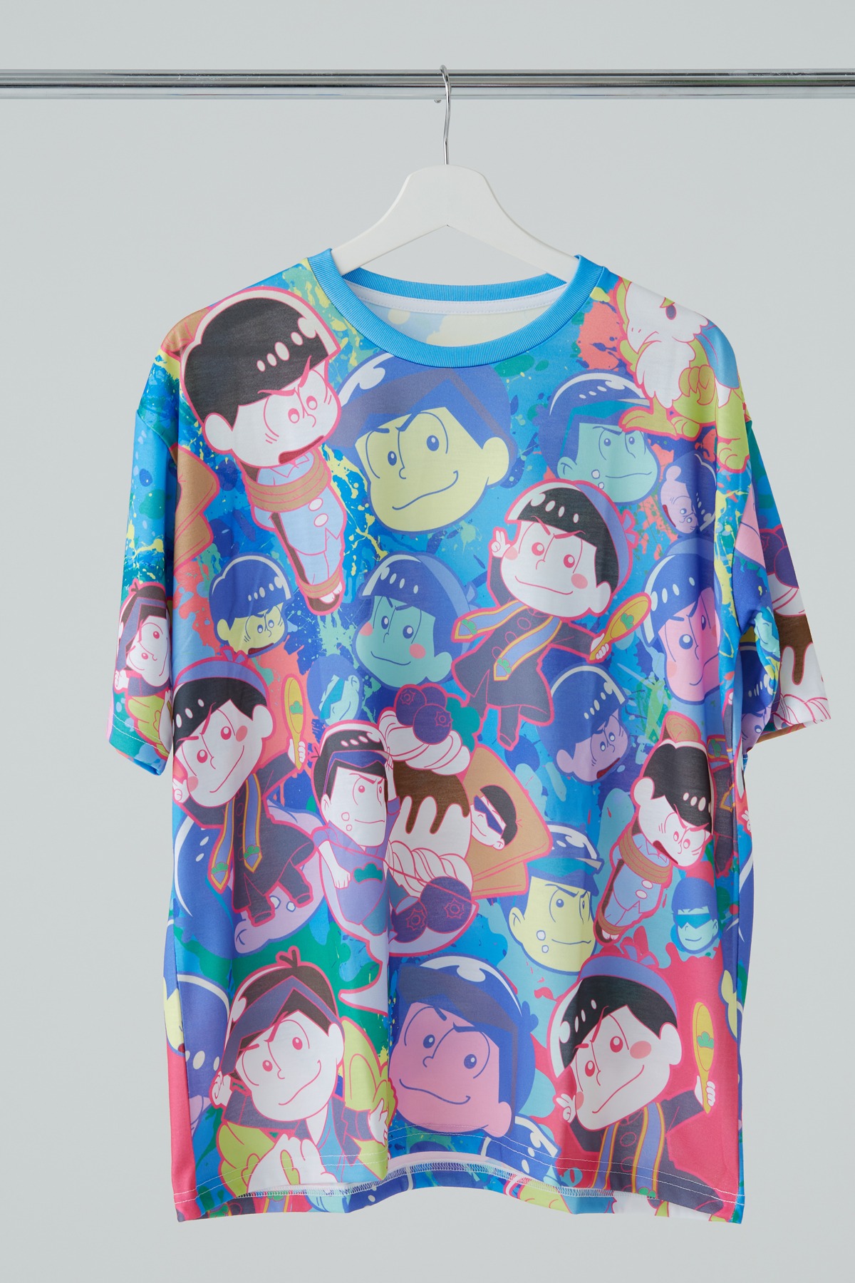 「おそ松さん 巣ごもりTシャツ」よりカラ松モデル。