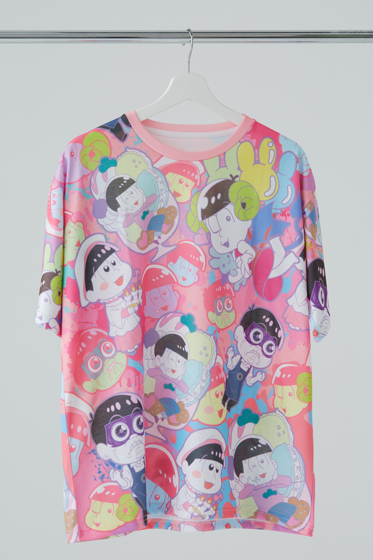 「おそ松さん 巣ごもりTシャツ」よりトド松モデル。