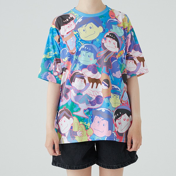 「おそ松さん 巣ごもりTシャツ」よりカラ松モデル。