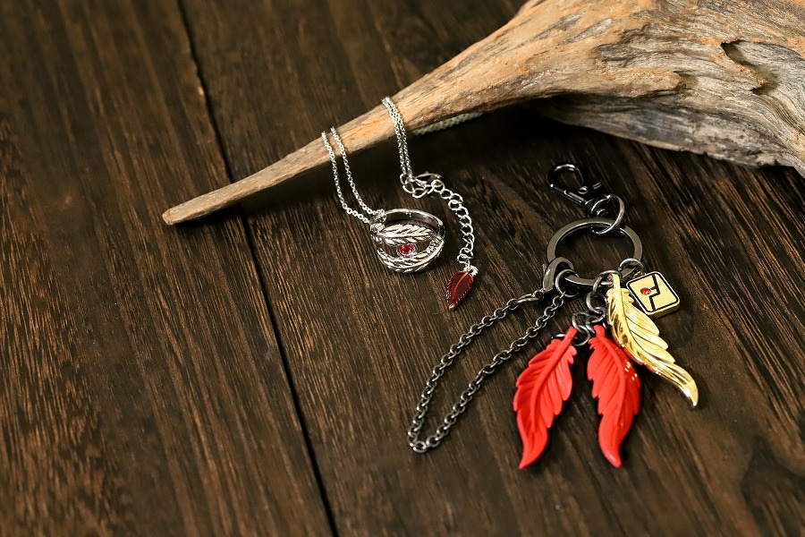 ホークスをモチーフにしたキーホルダーとネックレス。