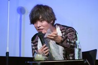 水晶を披露する岡本信彦。