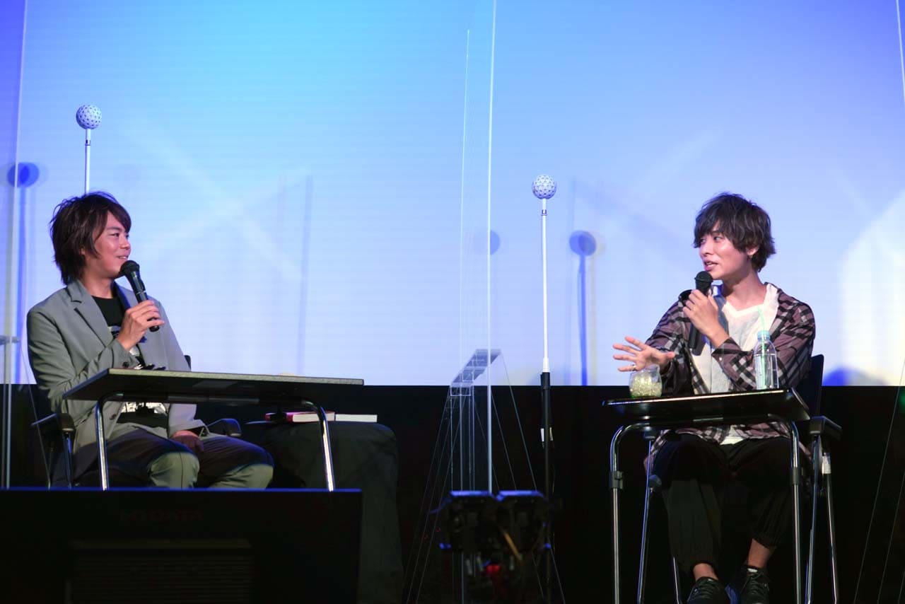 イベントの様子。左から浪川大輔、岡本信彦。