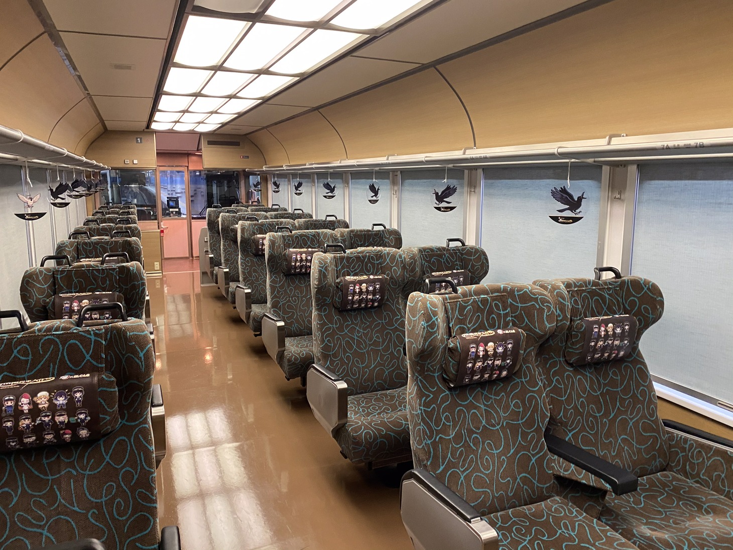 コラボ仕様の「リゾートやまどり」車内の様子。（JR東日本提供）