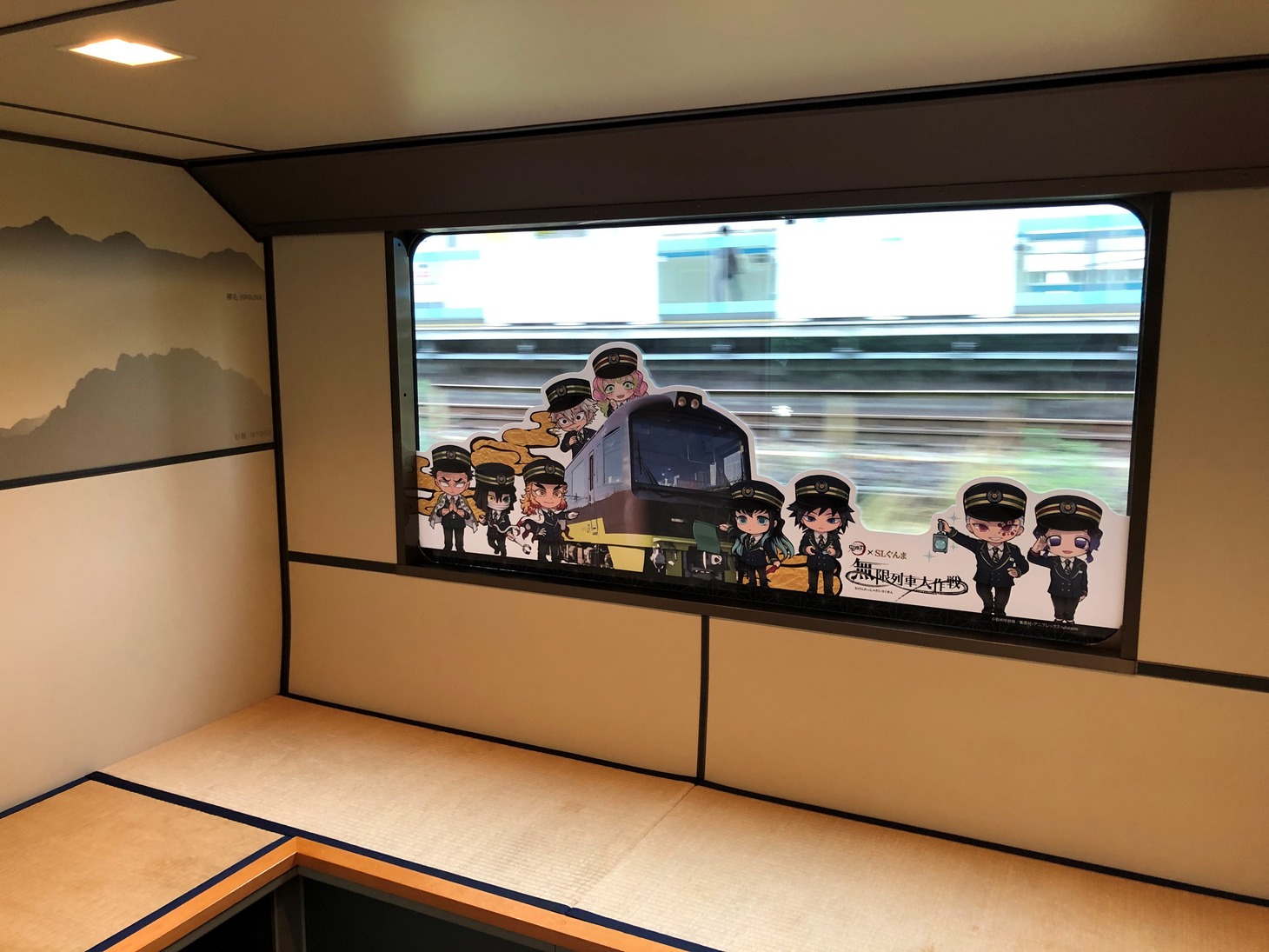 コラボ仕様の「リゾートやまどり」車内の様子。（JR東日本提供）