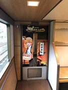コラボ仕様の「リゾートやまどり」車内の様子。（JR東日本提供）