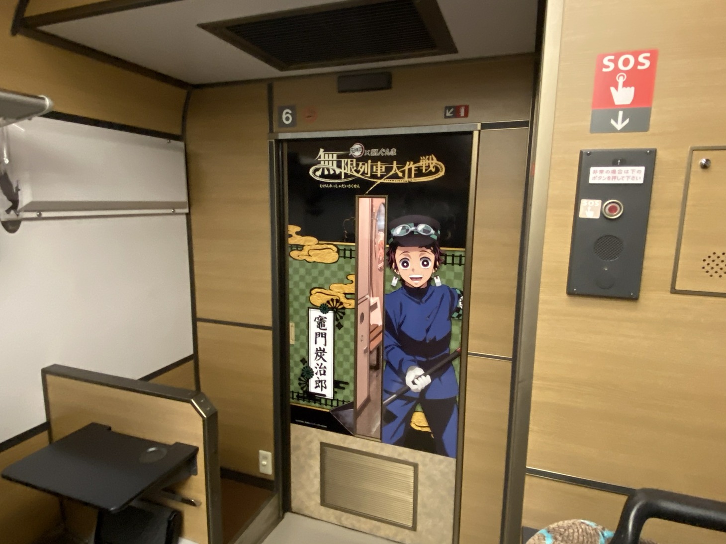 コラボ仕様の「リゾートやまどり」車内の様子。（JR東日本提供）