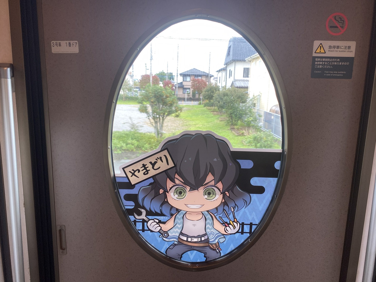 コラボ仕様の「リゾートやまどり」車内の様子。（JR東日本提供）