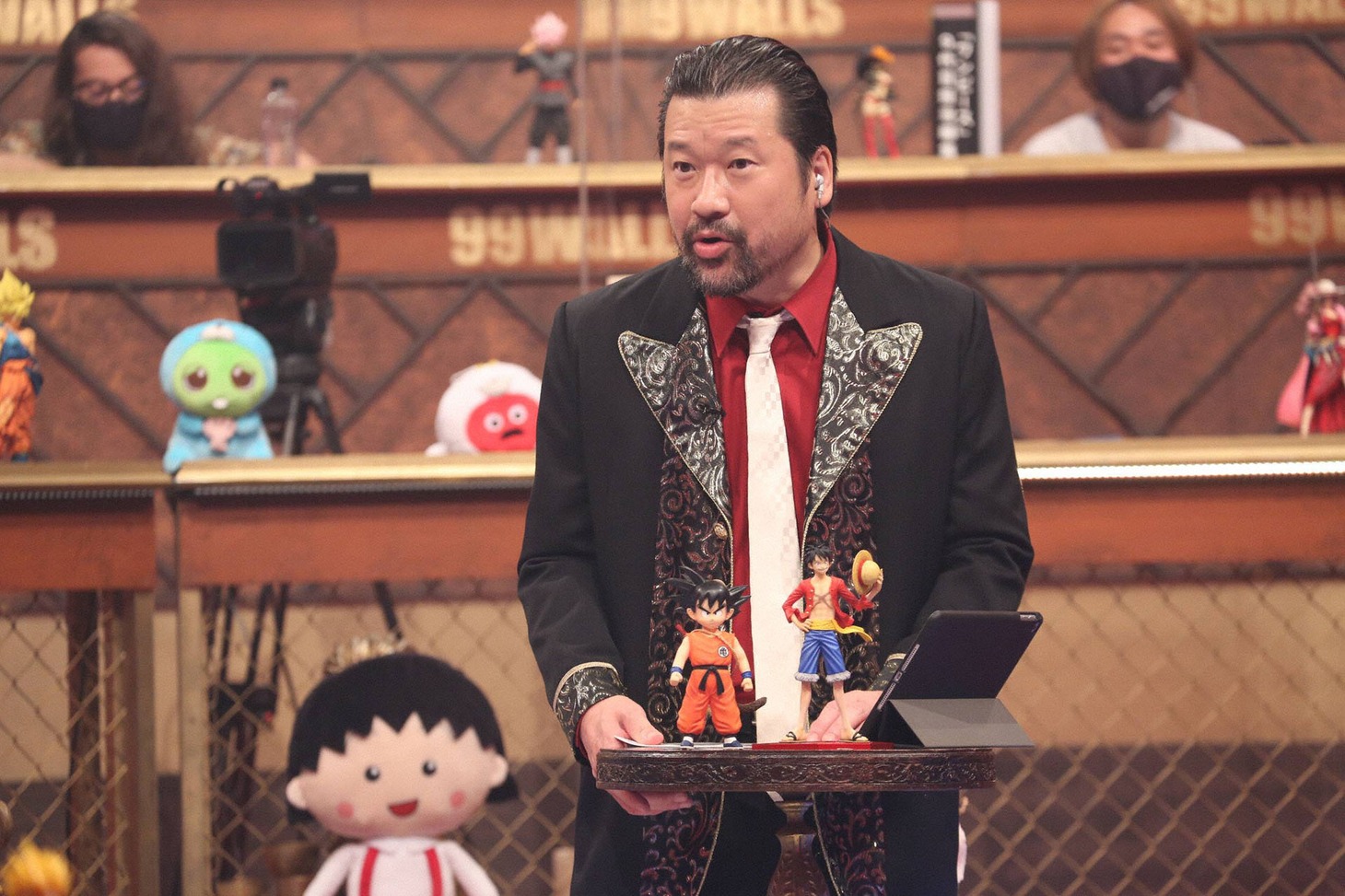 「超逆境クイズバトル!!99人の壁 秋のアニメ・漫画クイズSP」より、MCの佐藤二朗。