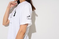 「毎日たのしいTシャツ 犬くんと猫さま」の着用イメージ。