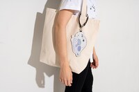 「毎日たのしいダイカットパスケース」の使用イメージ。