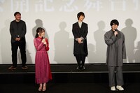 下段左から鬼頭明里、花江夏樹。上段左から外崎春雄監督、平川大輔。