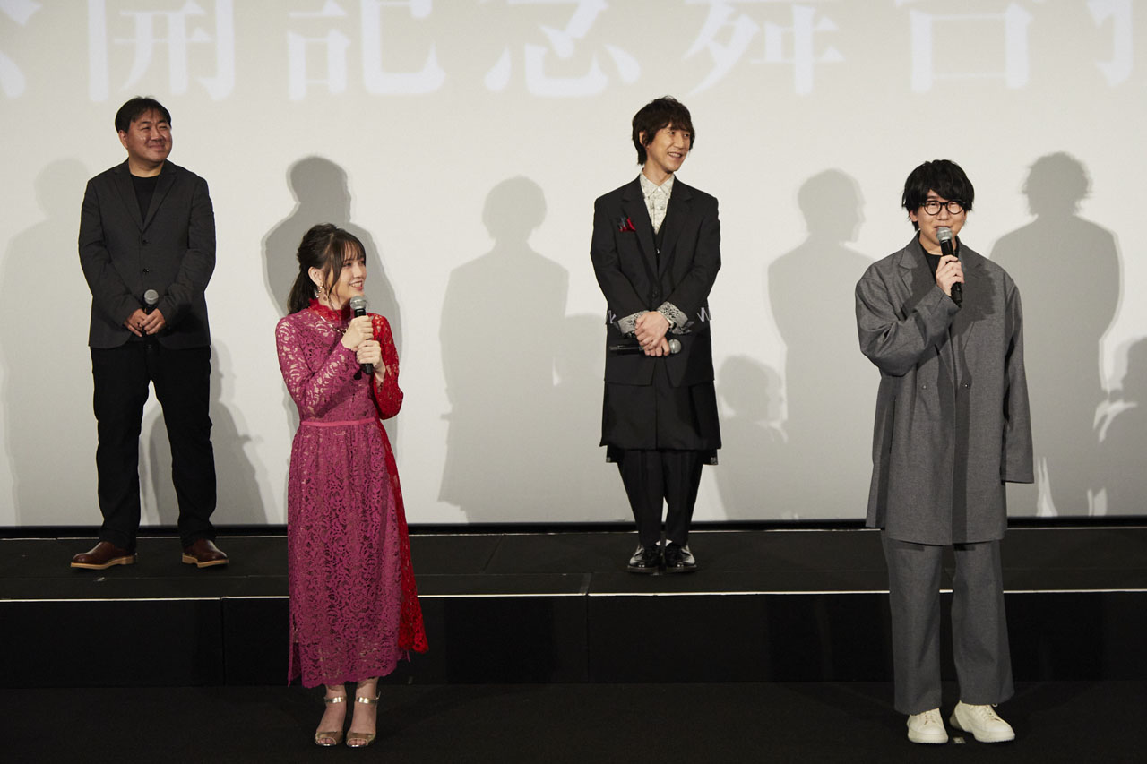 下段左から鬼頭明里、花江夏樹。上段左から外崎春雄監督、平川大輔。