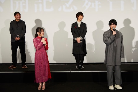 下段左から鬼頭明里、花江夏樹。上段左から外崎春雄監督、平川大輔。